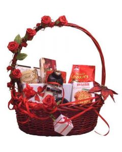 "Червени рози" кошница с подаръци